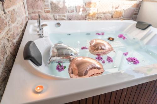 deux homards assis dans une baignoire avec des fleurs dans l'établissement Qara Otel, à Ayvalık