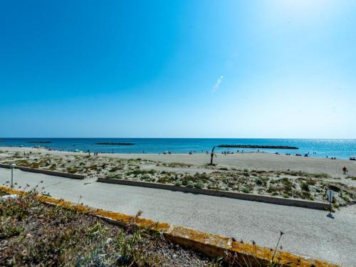 - une plage avec des gens sur le sable et l'océan dans l'établissement Apartment le Grand Large-10 by Interhome, au Barcarès