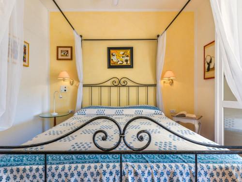 Ένα ή περισσότερα κρεβάτια σε δωμάτιο στο Villa Tosca by Interhome