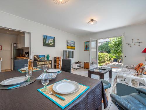 une salle à manger et un salon avec une table et des chaises dans l'établissement Apartment Les Girelles by Interhome, à Cannes