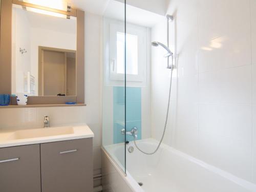 une salle de bain avec douche et lavabo dans l'établissement Apartment Les Marines-7 by Interhome, à La Foux