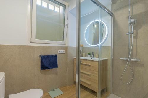 Un baño con ducha, inodoro y lavabo. en El Mirador de Julia, en Santa Cruz de la Palma