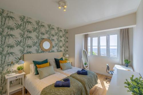 Un dormitorio con dos camas y una gran ventana. en El Mirador de Julia, en Santa Cruz de la Palma