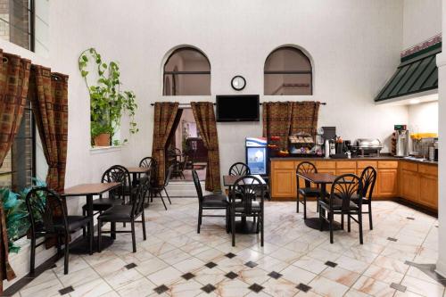 Cucina o angolo cottura di Ramada Limited San Angelo