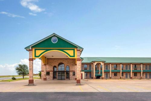 un grande edificio in mattoni con tetto verde di Ramada Limited San Angelo a San Angelo