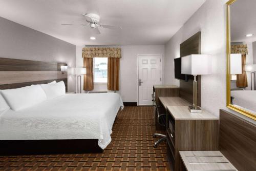 Letto o letti in una camera di Ramada Limited San Angelo