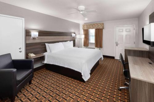 Letto o letti in una camera di Ramada Limited San Angelo