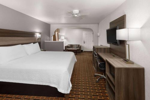 Letto o letti in una camera di Ramada Limited San Angelo
