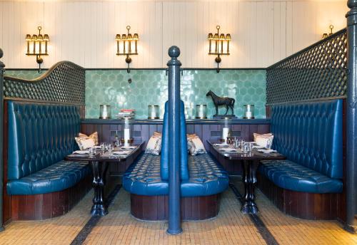 Uma área de estar em Cliveden House - an Iconic Luxury Hotel