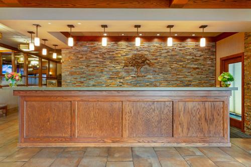 a bar in a restaurant with a brick wall at Best Western Plus GranTree Inn in Bozeman