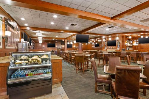 a restaurant with a bar and tables and chairs at Best Western Plus GranTree Inn in Bozeman