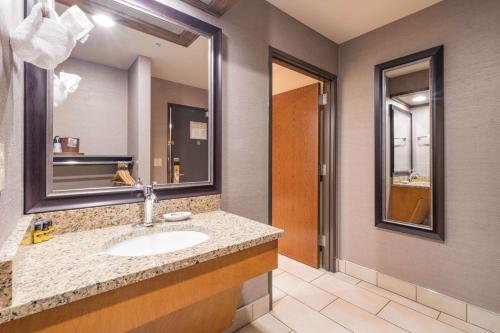 a bathroom with a sink and a mirror at Best Western Plus GranTree Inn in Bozeman