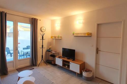 TV a/nebo společenská místnost v ubytování Charmant appartement au calme situé en Camargue
