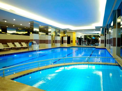 Bazén v ubytování Mercure Istanbul Bakirkoy nebo v jeho okolí