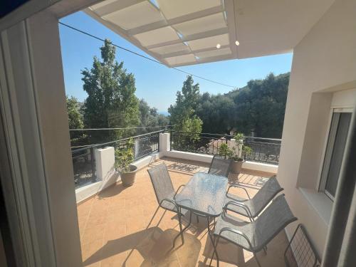 a patio with a table and chairs on a balcony at AZOGIRE Resort in Azoyirés