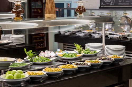 Makanan di atau berdekatan hotel