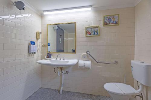 Un baño de Shearing Shed Motor Inn