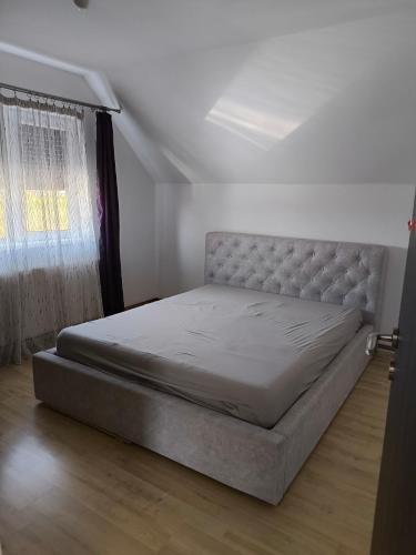 a bed sitting in a room with a window at Ola's House in Bradu