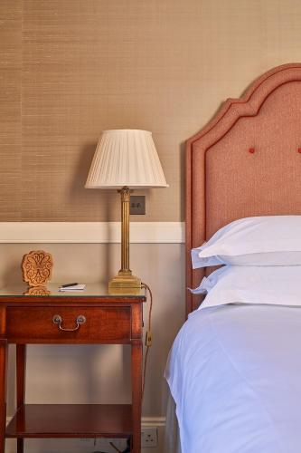 Uma cama ou camas num quarto em Cliveden House - an Iconic Luxury Hotel
