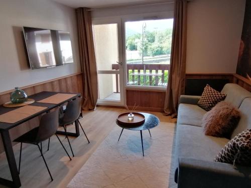 un salon avec un canapé et une table dans l'établissement LE 400 à BSM, à Bourg-Saint-Maurice