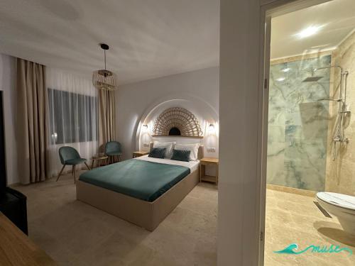a hotel room with a bed and a bathroom at Muse 2Mai in 2 Mai