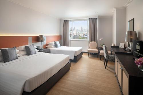 Una cama o camas en una habitación de The Berkeley Hotel Pratunam