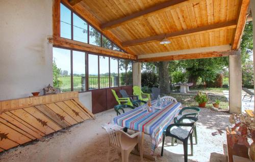 un patio con mesa y sillas bajo una pérgola de madera en Stunning Home In La Baume-De-Transit, en La Baume-de-Transit