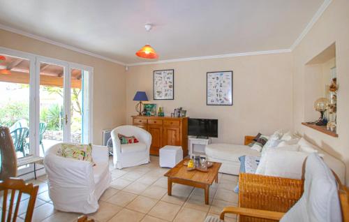 Una sala de estar con muebles blancos y un televisor. en Stunning Home In La Baume-De-Transit, en La Baume-de-Transit