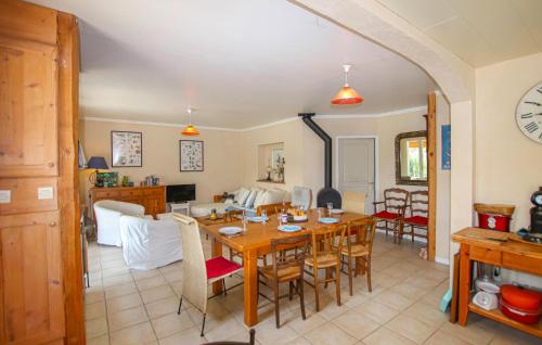 une salle à manger et un salon avec une table et des chaises dans l'établissement Stunning Home In La Baume-De-Transit, à La Baume-de-Transit
