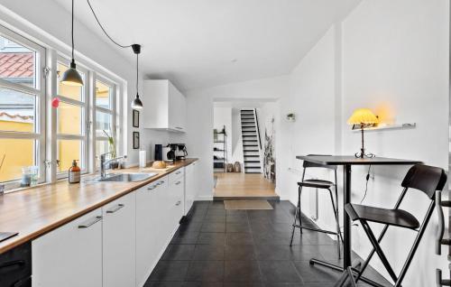 Η κουζίνα ή μικρή κουζίνα στο Stunning Home In Rudkøbing With Wifi