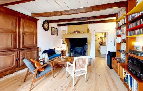 un salon avec une table, des chaises et un canapé dans l'établissement Pet Friendly Home In Sivry-La-Perche, à Sivry-la-Perche