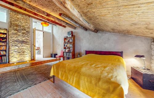 une chambre avec un lit avec un couvre-lit jaune dans l'établissement Pet Friendly Home In Sivry-La-Perche, à Sivry-la-Perche