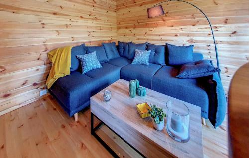 un salon avec un canapé bleu et une table dans l'établissement Amazing Home In La Garde-Freinet, à La Garde-Freinet