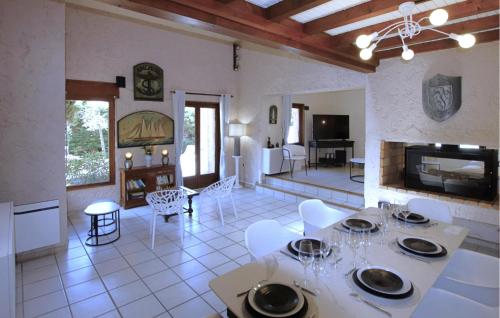 une cuisine et un salon avec une table et des chaises dans l'établissement Awesome Home In Meyzieu, à Meyzieu