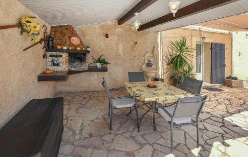 Μια τηλεόραση ή/και κέντρο ψυχαγωγίας στο Beautiful Home In Les Taillades
