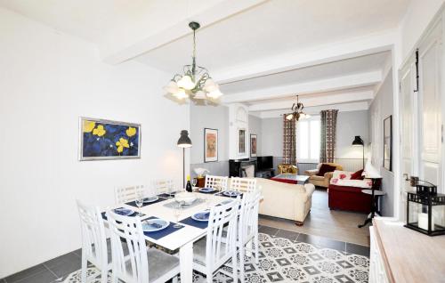 une salle à manger et un salon avec une table et des chaises dans l'établissement Gorgeous Home In Thézan-Des-Corbières, à Thézan-des-Corbières