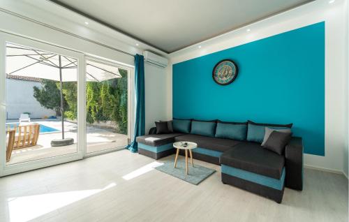 sala de estar con paredes azules y sofá en 3 Bedroom Nice Home In Biograd Na Moru, en Biograd na Moru
