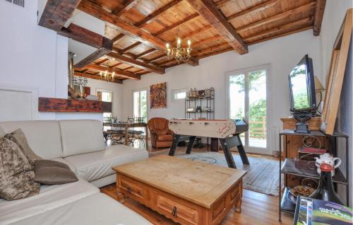 - un salon avec un canapé et un billard dans l'établissement 3 Bedroom Beautiful Home In Andon, à Andon