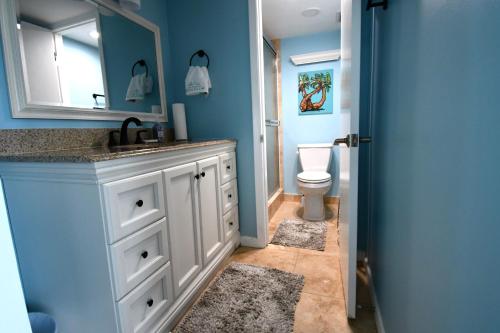 サラソタにあるPrivate Beach Condo On Lido Keyの洗面台とトイレ付きのバスルーム