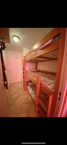 quelques lits superposés dans une chambre dans l'établissement Très beau studio rénové Puy Saint Vincent 1600, à Puy-Saint-Vincent