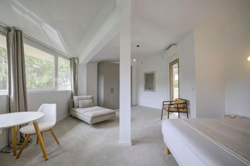 une chambre avec un lit, une table et une chaise dans l'établissement La Villa Julia Two, à Vallauris