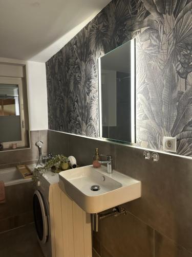 a bathroom with a sink and a mirror at Stilvolles Apartment nähe Messe Düsseldorf in Duisburg Süd in Duisburg