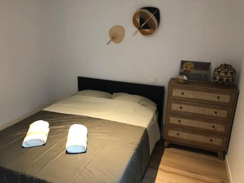une chambre avec un lit et une commode dans l'établissement Appartement Cosy-Grand Stade Villeneuve d'Ascq, à Lezennes