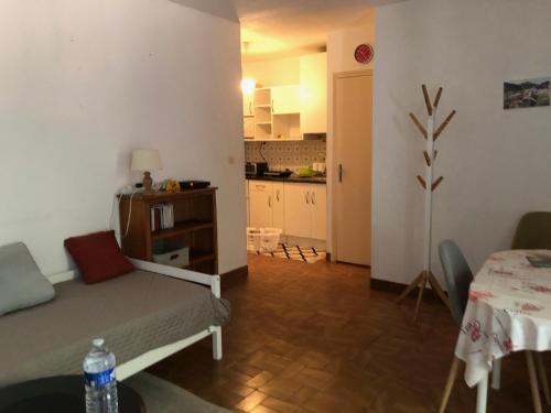 un salon avec un lit et une cuisine dans l'établissement Studio vue montagne et soleil, à Amélie-les-Bains-Palalda