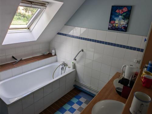 une salle de bain avec baignoire et toilettes dans l'établissement La Pléiade, logement chez l'habitant, à Lille