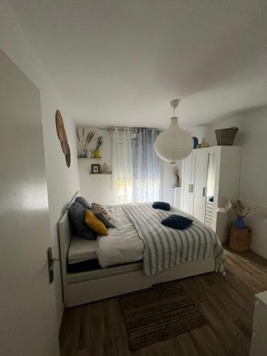 une chambre avec un lit et une fenêtre dans l'établissement Détente , famille, Disney et Nature, à Vaires-sur-Marne