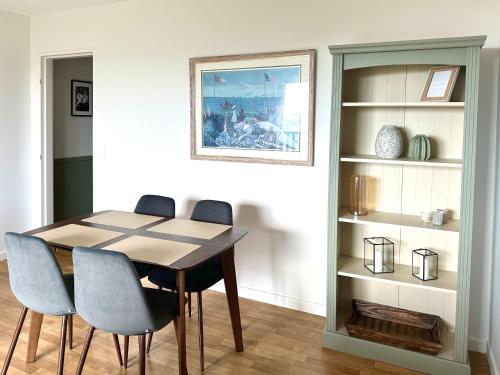 une salle à manger avec une table et quatre chaises dans l'établissement Appartement terrasse vue mer/campagne, à Blonville-sur-Mer