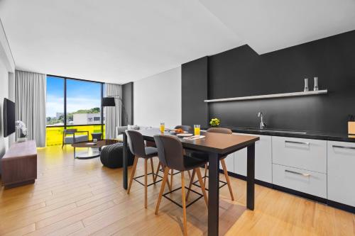 Η κουζίνα ή μικρή κουζίνα στο Marriott Executive Apartments Port Moresby