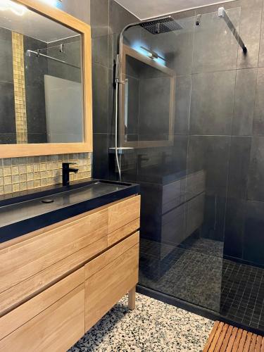 une salle de bain avec un lavabo et une douche dans l'établissement T3 à 300m plage avec piscine tennis, au Lavandou