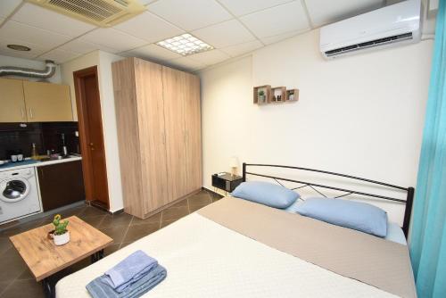 Postel nebo postele na pokoji v ubytování Center4City-Apartment Thessaloniki